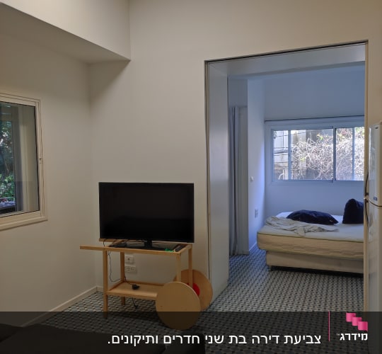 חדר עם קירות צבועים בלבן ורצפה מעוצבת